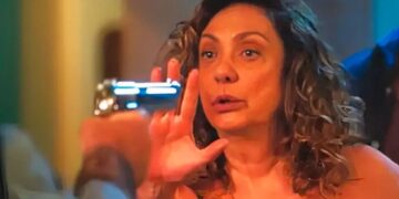 Arma apontada para Agatha