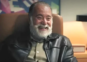 Antônio sorrindo em cena da novela Terra e Paixão.