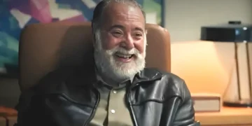 Antônio sorrindo em cena da novela Terra e Paixão.