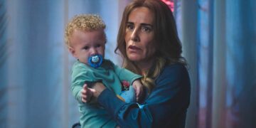 Irene com Danielzinho nos braços, em cena de Terra e Paixão.