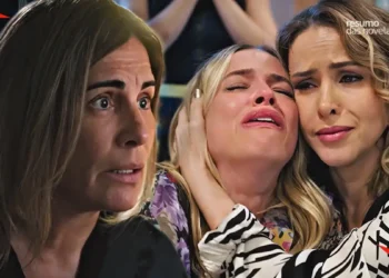 Irene observando Graça chorando e sendo consolada por Gladys em Terra e Paixão.