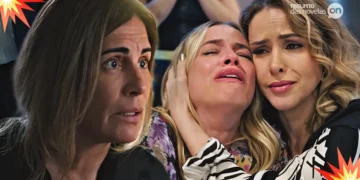 Irene observando Graça chorando e sendo consolada por Gladys em Terra e Paixão.