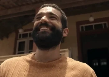 José Inocêncio, personagem de Humberto Carrão, sorrindo, em cena da novela Renascer.