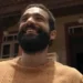 José Inocêncio, personagem de Humberto Carrão, sorrindo, em cena da novela Renascer.
