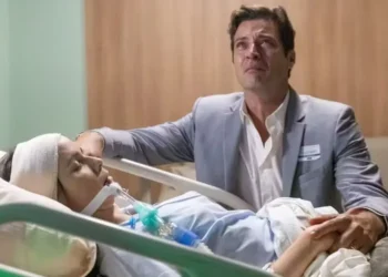 Lucinda aparece entubada em um leito de hospital, com Marino chorando diante dela, em Terra e Paixão.