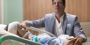 Lucinda aparece entubada em um leito de hospital, com Marino chorando diante dela, em Terra e Paixão.
