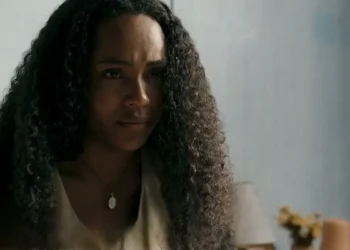 Maria Santa, personagem de Duda Santos, com semblante de tristeza em cena da novela Renascer.