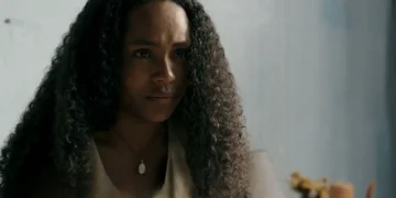 Maria Santa, personagem de Duda Santos, com semblante de tristeza em cena da novela Renascer.