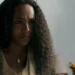 Maria Santa, personagem de Duda Santos, com semblante de tristeza em cena da novela Renascer.