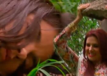 Crueldade em A Gata! Gisele joga Esmeralda de barranco e tenta matá-la com pedrada na cabeça: “Sua gata maldita!”