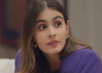 Cris com cara de espanto em cena da novela Elas Por Elas.