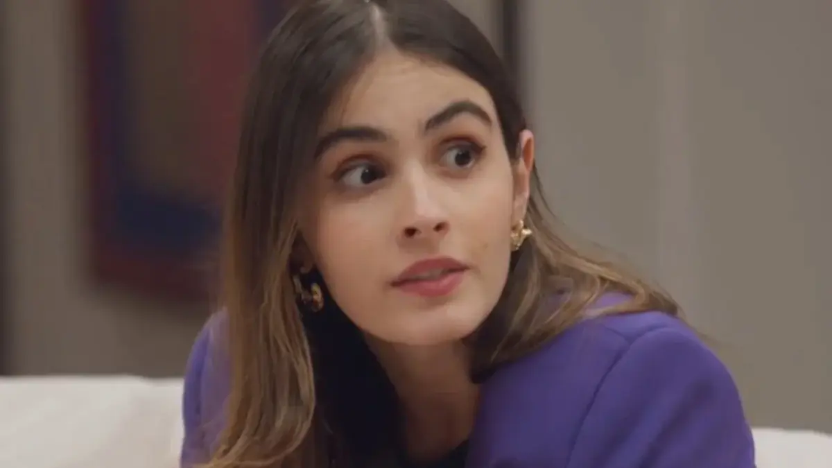 Cris com cara de espanto em cena da novela Elas Por Elas.