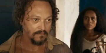 Venâncio com cara de mau, e Maria Santa atrás assustada, em cena de Renascer.