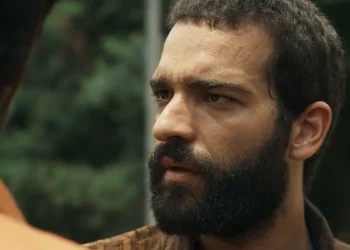 Zé Inocêncio, personagem de Humberto Carrão, em cena da novela Renascer.