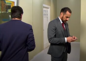 A Gata: Sem memória, Paulo esbarra com Mariano e não consegue reconhecê-lo