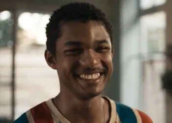 João Pedro sorrindo em cena da novela Renascer.