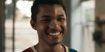 João Pedro sorrindo em cena da novela Renascer.