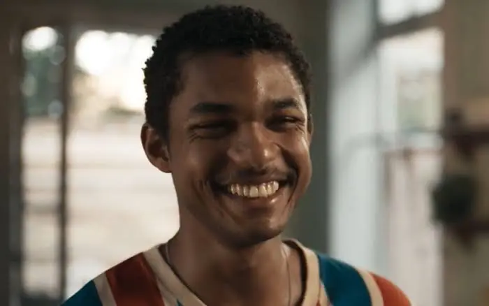 João Pedro sorrindo em cena da novela Renascer.