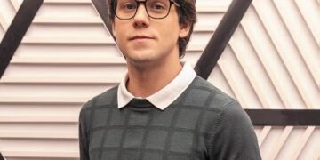 Daniel Rangel muda completamente o visual para dar vida a nerd virgem em Família é Tudo