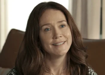 Dona Santa, personagem de Camila Morgado, sorrindo em cena de Renascer.