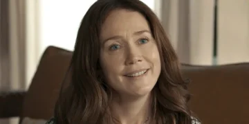 Dona Santa, personagem de Camila Morgado, sorrindo em cena de Renascer.