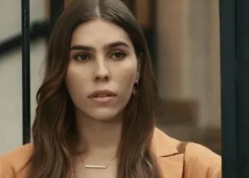 Buba, personagem de Gabriela Medeiros, com olhar impactante em cena de Renascer.