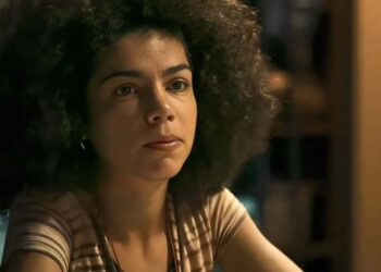 Renascer: Zinha se assume lésbica e descobre amor por outra mulher