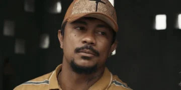 Damião, personagem de Xamã, olhando para a direita em cena de Renascer.