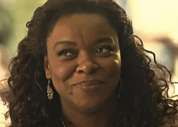 Final da novela Fuzuê: após raspar a cabeça para tratar câncer, Maria dá a volta por cima, se cura da doença e tem final feliz