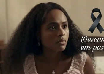 Maria Santa, com olhar de assustada, e a mensagem "Descanse em paz" à esquerda, em cena de Renascer.