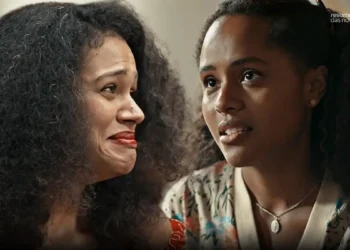 Morena (à esquerda) olhando emocionada para Maria Santa (à direita), em Renascer.