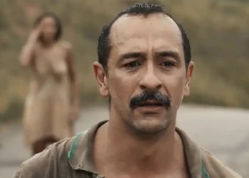 Tião Galinha, personagem de Irandhir Santos, em Renascer.