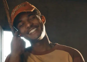 João Pedro, personagem de Juan Paiva, com um sorriso no rosto em cena de Renascer.