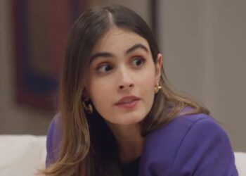 Cris com cara de espanto em cena da novela Elas Por Elas.