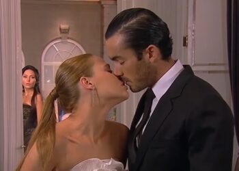 Teresa fica possessa ao flagrar Aída e Mariano aos beijos: “Aproveitando as minhas sobras”