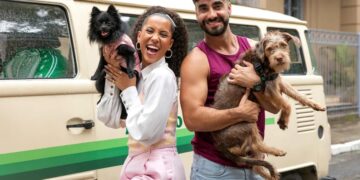 Ramille e Gabriel Godoy posam para foto ao lado de cachorros