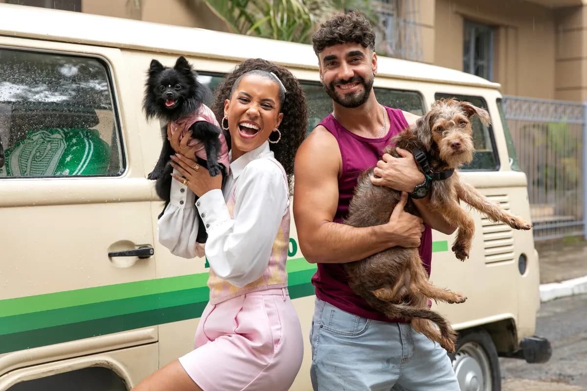 Ramille e Gabriel Godoy posam para foto ao lado de cachorros