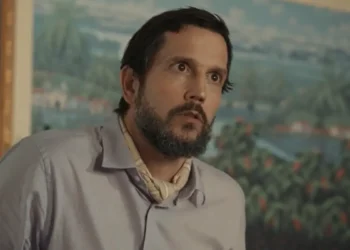 Egídio com os olhos arregalados em cena da novela Renascer.