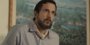 Egídio com os olhos arregalados em cena da novela Renascer.