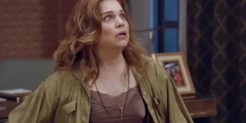 Final de Elas Por Elas: Mesmo sabendo que não tem salvação, Helena abandona Sérgio no dia da fuga e desiste de sair do país
