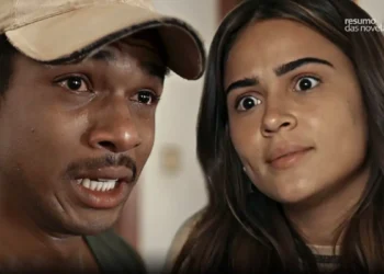 João Pedro com cara de choro (à esquerda) e Sandra o encarando (à direita) em Renascer.