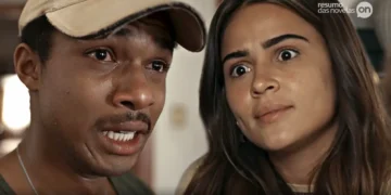 João Pedro com cara de choro (à esquerda) e Sandra o encarando (à direita) em Renascer.