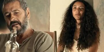 José Inocêncio ajuda Mariana a ler e escrever