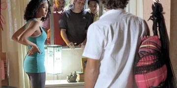 Cheias de Charme: Penha descobre que Sandro não pagou os pedreiros e desviou o dinheiro da obra do puxadinho