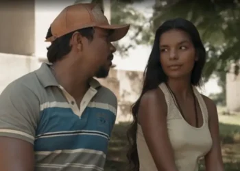 Damião passa a noite com Eliana, chega de manhã em casa e Ritinha avança nele com uma faca para matá-lo: “lhe arranco as coisas”