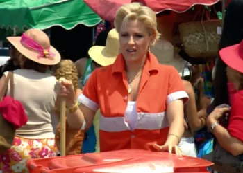 Final de Paraíso Tropical: Alice é condenada na Justiça, aparece vestida de gari limpando a cidade e não consegue se reerguer: “horroroso”