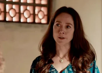 Dona Patroa com raiva em cena da novela Renascer.
