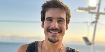 Nicolas Prattes sorridente