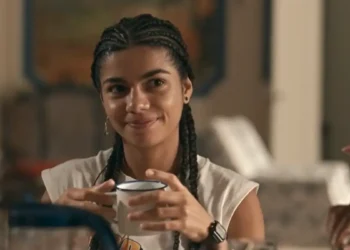 Zinha, com o cabelo trançado e novo visual, em Renascer.