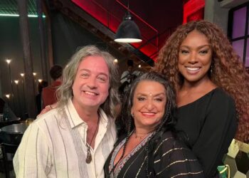 Rodrigo Candelot posa ao lado de Grace Gianoukas e Cris Vianna